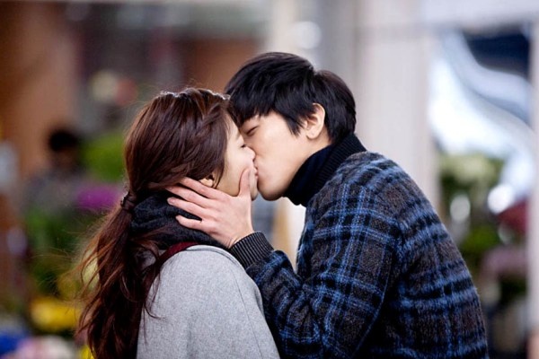 Diem danh 10 ca khuc Kpop hot nhat thang dau nam hinh anh