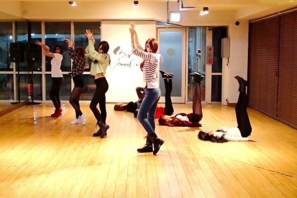Vu dao khieu khich cua Nine Muses bi cam hinh anh