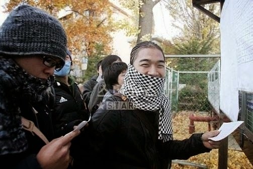 G-Dragon và Taeyang trong kỳ thi vào đại học năm 2006.