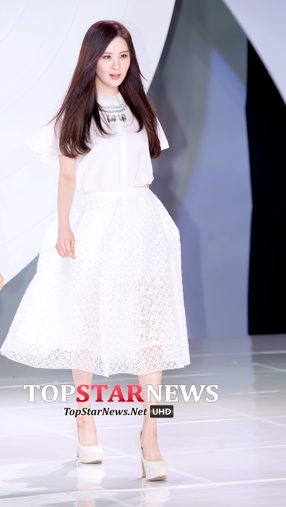 Xuất hiện cùng Taeyeon tại sự kiện thời trang là 2 thành viên Seohyun và Tiffany. 