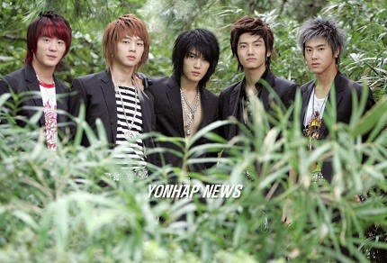 5 thành viên gốc của TVXQ tạo dáng trong rừng hồi năm 2005. 