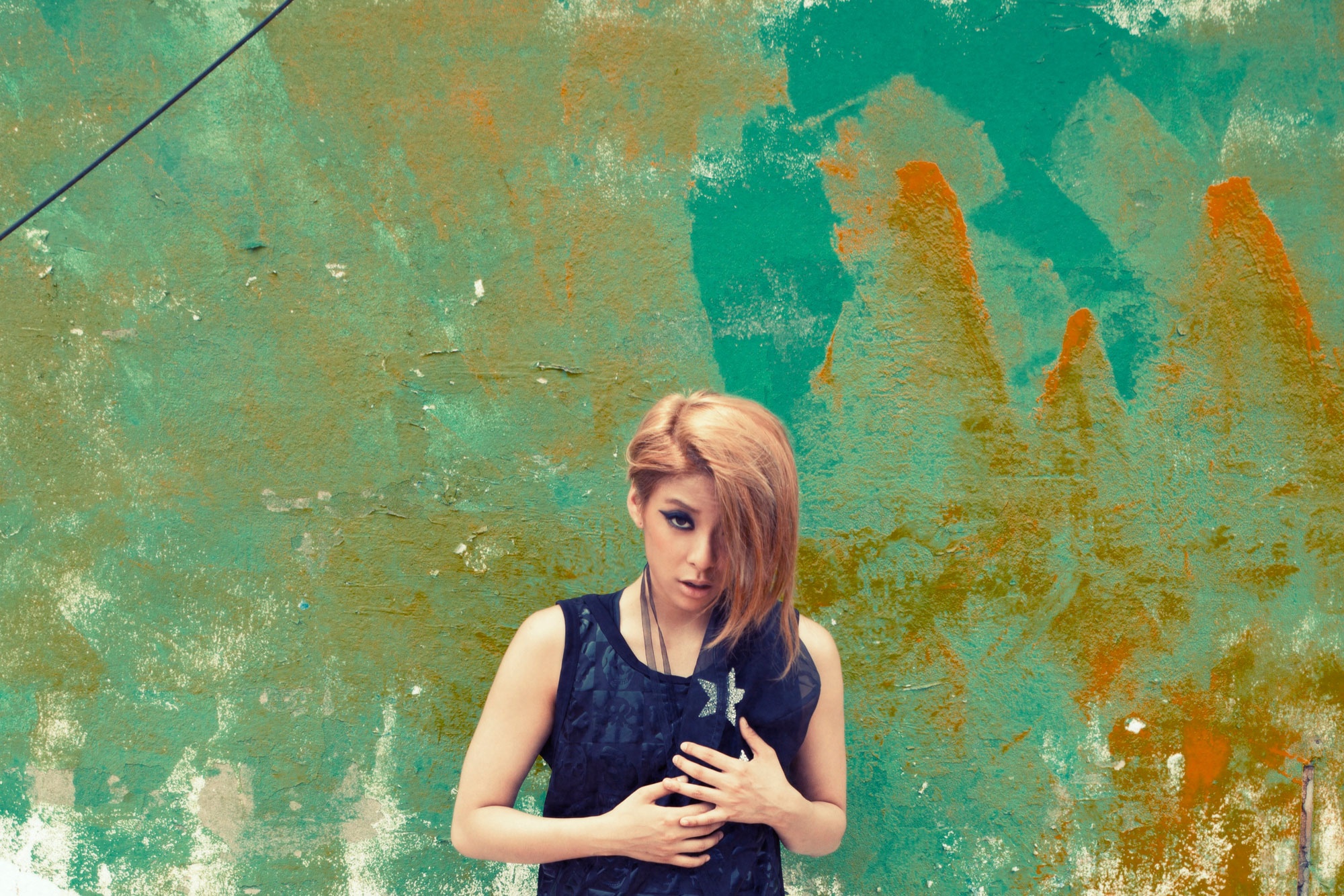 Amber đã chính thức tuyên bố kế hoạch solo. Một mẩu của f(x) sẽ tung ra album riêng vào tuần thứ 2 của tháng 2. Chọn phát hành album ở thời điểm này, Amber được dự đoán sẽ thành công do cô đang là cái tên được công chúng yêu thích.