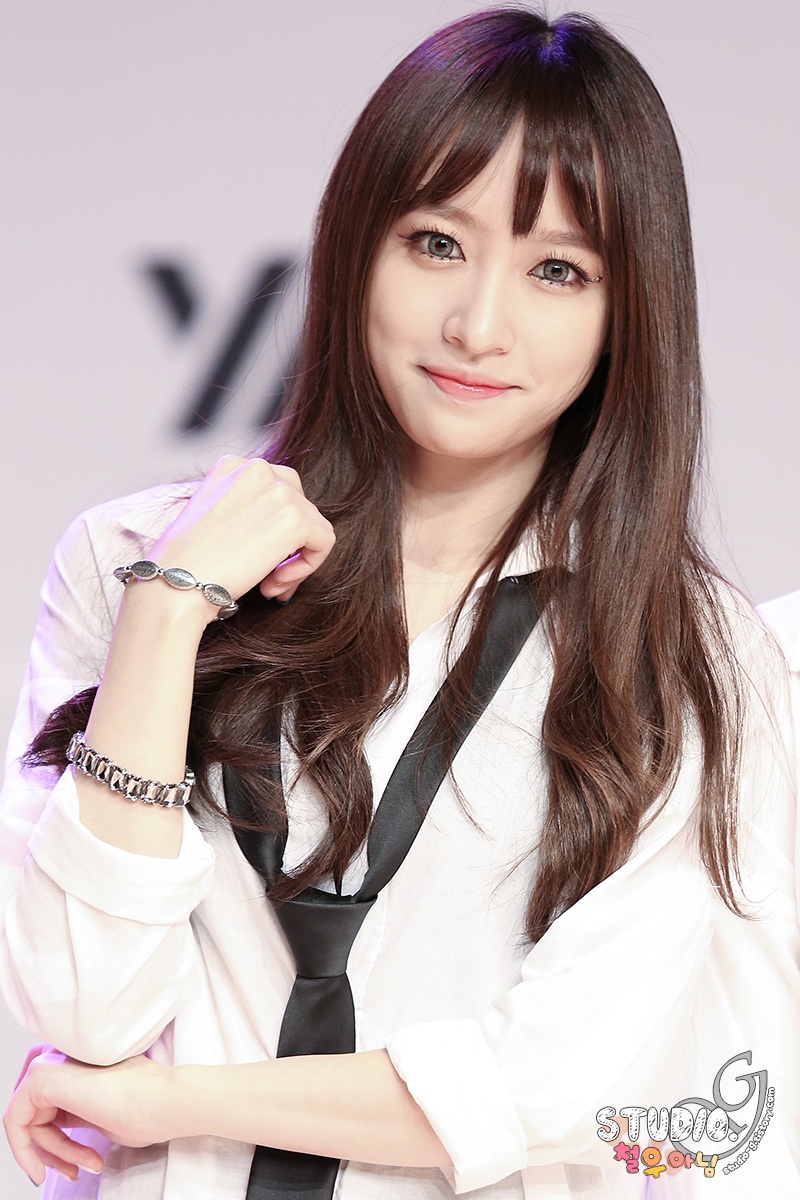 Hani (EXID) tiếp tục là cái tên được cư dân mạng quan tâm sau fancam quay cảnh nhảy sexy Up & Down của cô vài tháng trước. Cô được khen ngợi nhờ góp mặt trong MV Fire (Mad Clown) cùng ngoại hình