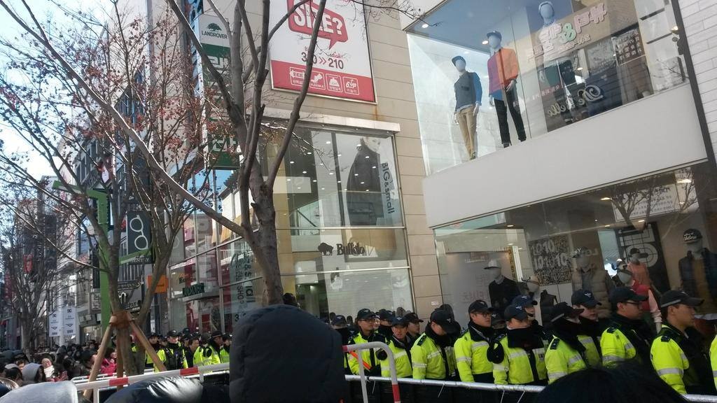 Cảnh sát Hàn được huy động để đảm bảo trật tự.