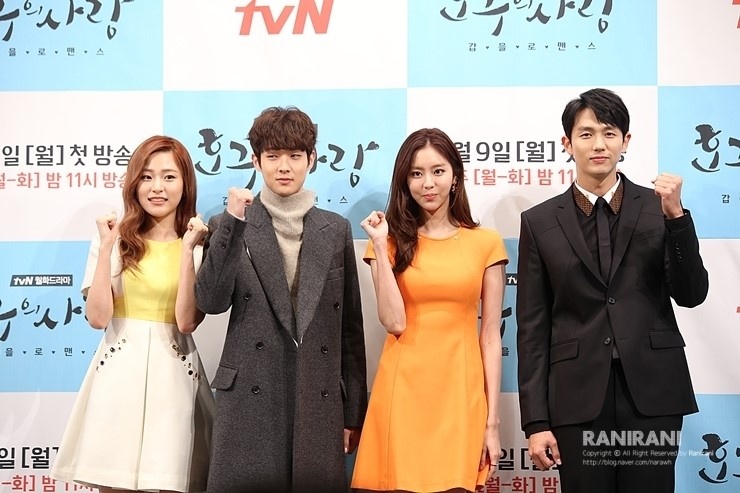 Lee Soo Kyung (ngoài cùng bên trái), và UEE (thứ 3, từ trái sang)