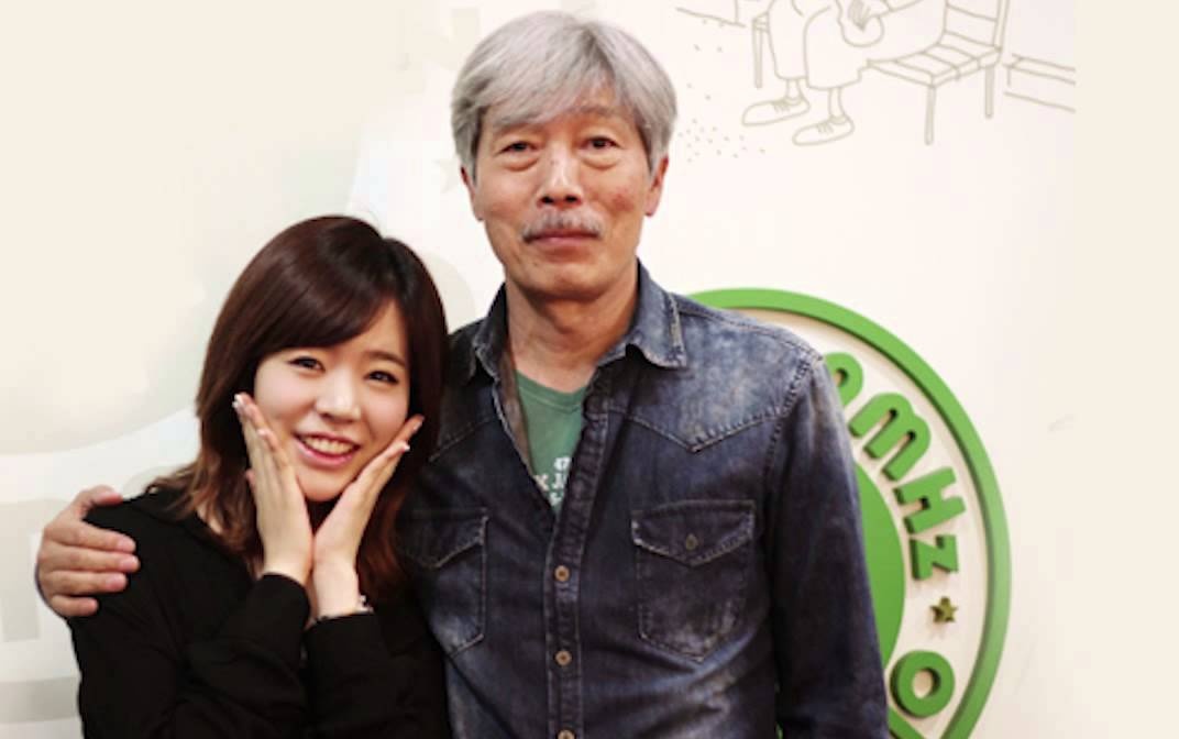 Bae Chul Soo (phải) chụp ảnh cùng nữ ca sĩ thần tượng Sunny (SNSD).
