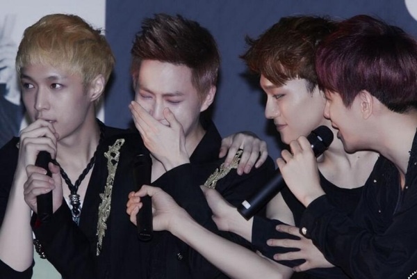 EXO khoc moi ngay vi Kris va Luhan hinh anh