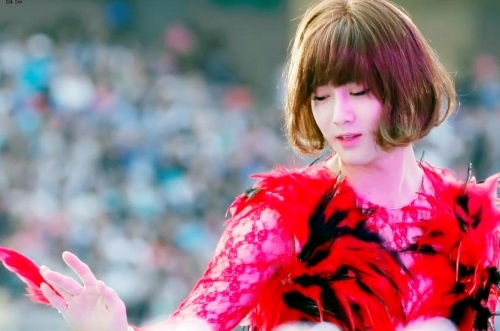San khau gia gai hai kho quen cua sao Kpop hinh anh