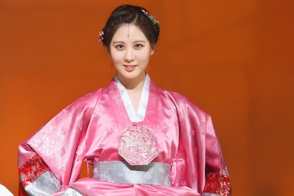 My nu Han do sac trong hanbok truyen thong hinh anh