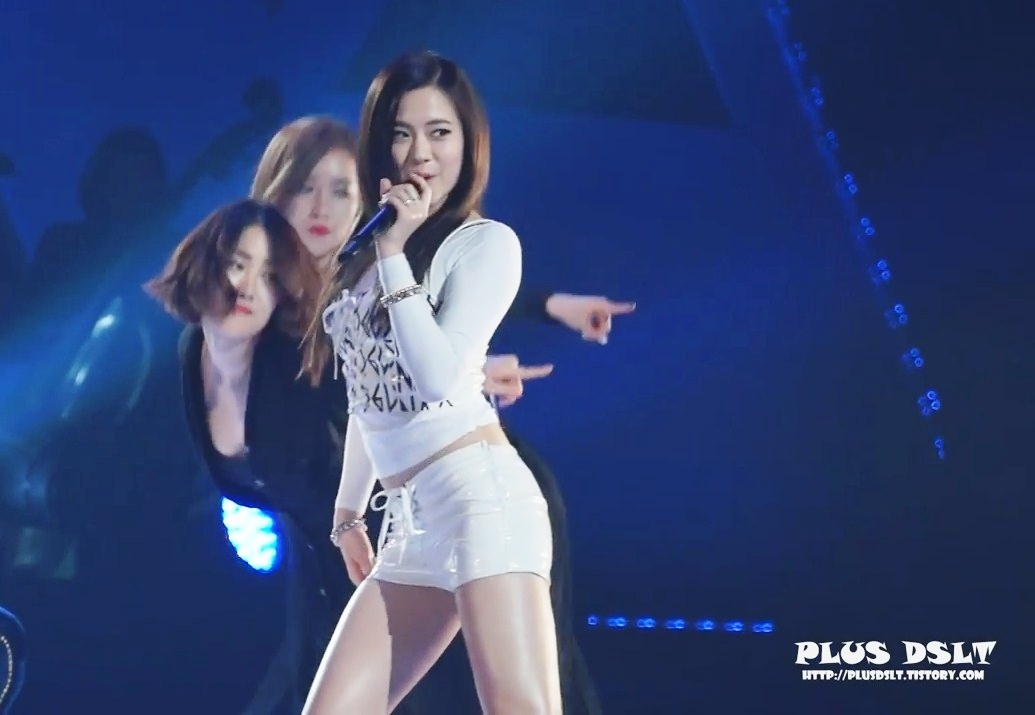 Một trong những ứng viên, Lena, từng cộng tác với Sunmi trong Full Moon.