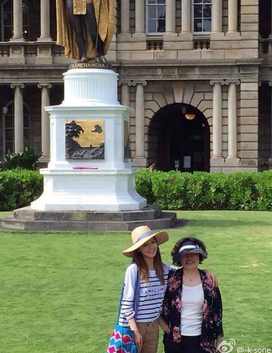 Một fan bắt gặp Sooyoung (SNSD) cùng mẹ đi du lịch ở Hawaii.