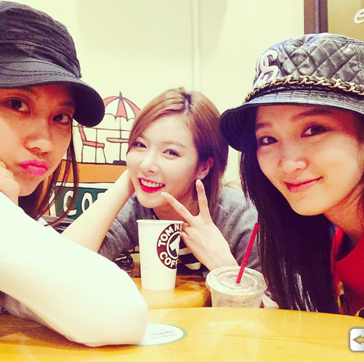 HyunA (4minute) hẹn hò cafe cùng 2 cô nàng xinh đẹp Jia và Fei của miss A. 