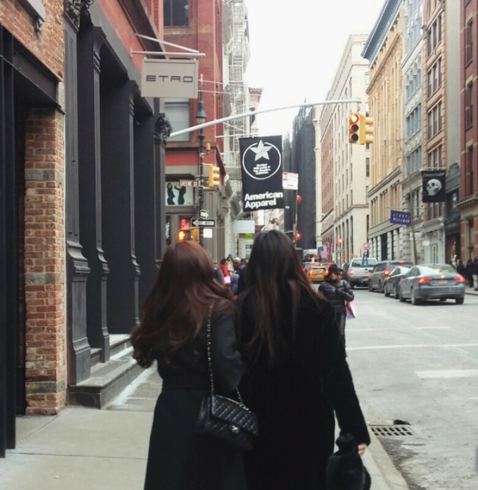 Cựu thành viên SNSD, Jessica, cũng trải qua năm mới cùng gia đình ở New York. Cô đăng tấm ảnh chụp từ phía sau lưng khi đang đi dạo cùng em gái Krystal. 