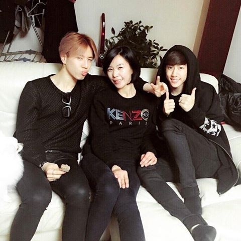 Yugyeom mời cậu bạn Mark Tuan chung nhóm GOT7 về đón năm mới cùng gia đình. Cả 2 