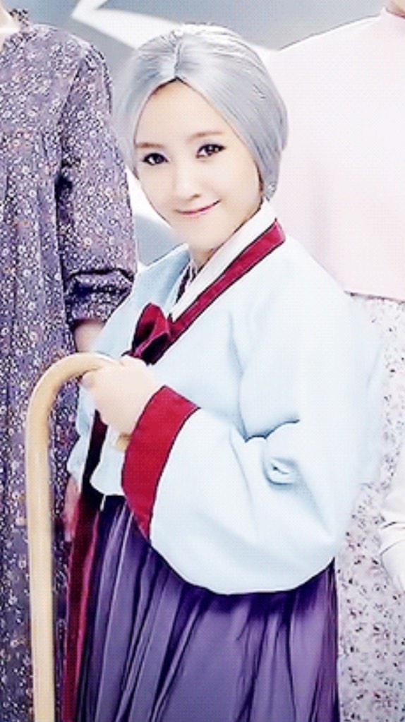 Hyomin (T-ara) gửi lời chúc tới fan một cách đầy sáng tạo. Cô nàng hóa trang thành bà lão tóc bạc trắng và diện áo hanbok. 