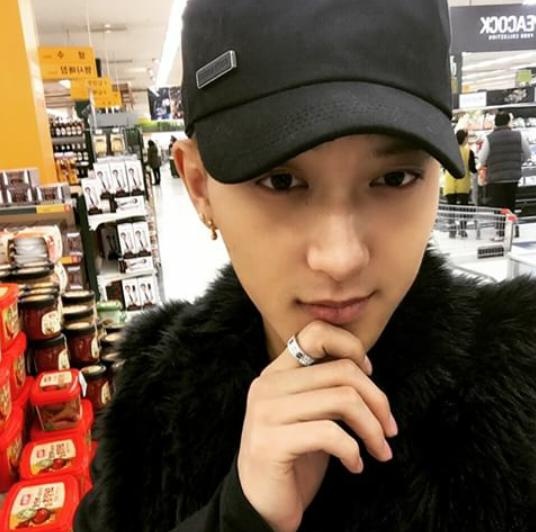 Tao (EXO) chia sẻ ảnh chụp khi anh đi mua sắm nhân dịp năm mới. Cậu em út của nhóm nhạc nổi tiếng nhắn nhủ: 