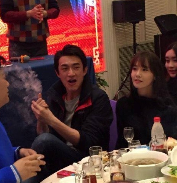 Yoona (SNSD) dự tiệc năm mới cùng đoàn làm phim Trung Quốc Võ Thần Triệu Tử Long. Cô ngồi cạnh bạn diễn Lâm Canh Tân và 