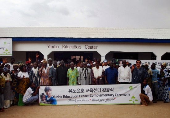 Người dân địa phương vui mừng trong lễ khai trương. 