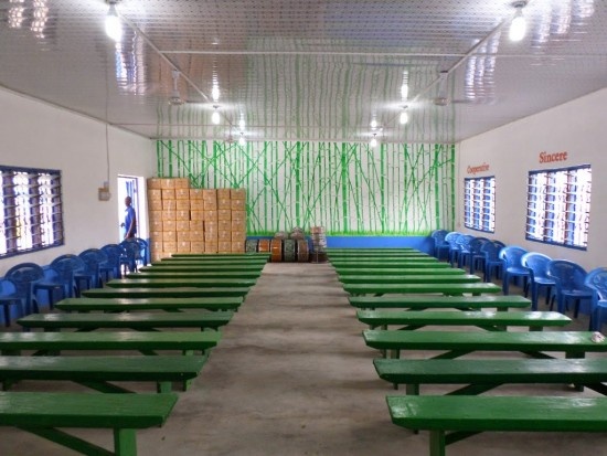 Những hàng ghế xanh ngăn nắp, sạch sẽ trong một lớp học.