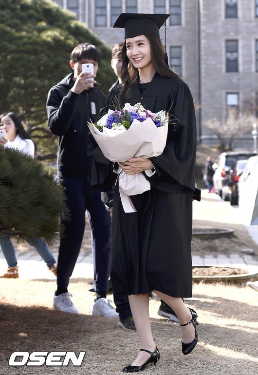 Bố và chị gái của Yoona cũng đến dự lễ tốt nghiệp của cô. Trước Yoona, trong nhóm SNSD còn có cô em út Seohyun đã tốt nghiệp đại học.