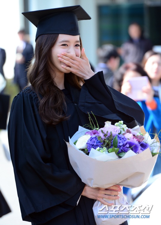 Nữ diễn viên Love Rain cảm thấy ngại ngùng pha lẫn tự hào khi được trao tặng giải thưởng cao quý của nhà trường. 