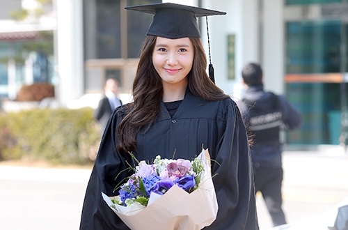 Yoona (SNSD) rang ro khoac ao cu nhan hinh anh