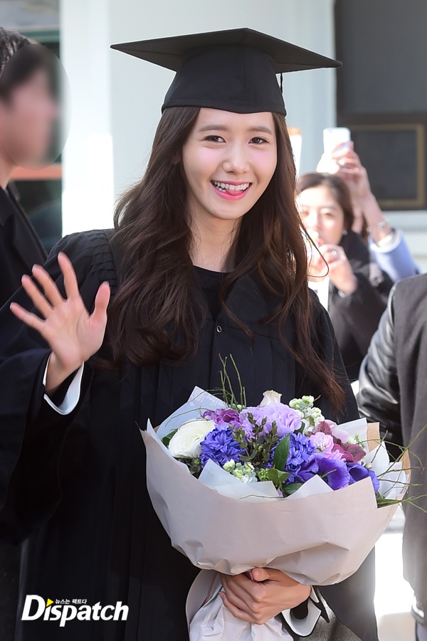 Sau 6 năm dùi mài, Yoona đã được khoác áo cử nhân, cầm trên tay tấm bằng chuyên ngành Nghiên cứu Sân khấu và Điện ảnh. 