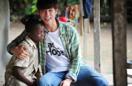Fan Yunho (TVXQ) mo truong o Ghana hinh anh