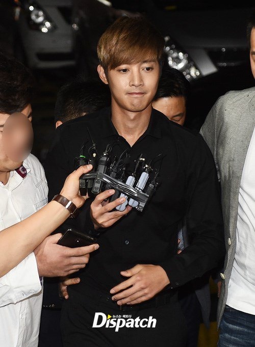 Kim Hyun Joong trình diện đồn cảnh sát trong bê bối hành hung hồi tháng 8/2014.