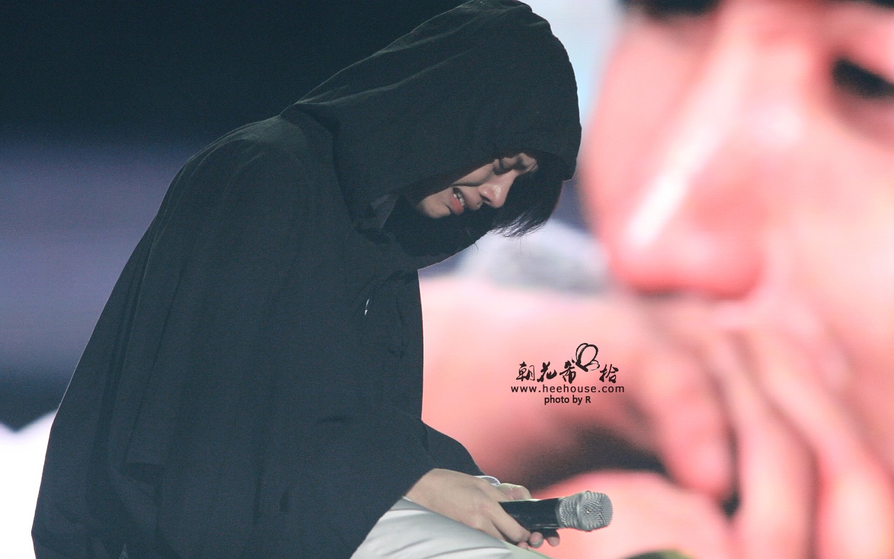 Năm 2010, Heechul khóc nức nở trên sân khấu Super Show tại Bắc Kinh. Fan tin rằng đó là những giọt nước mắt xúc động khi anh nhớ tới cựu thành viên người Trung Quốc Hangeng, người đã rời Super Junior bằng một 