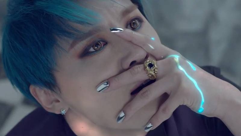 Junsu trong MV Flower.