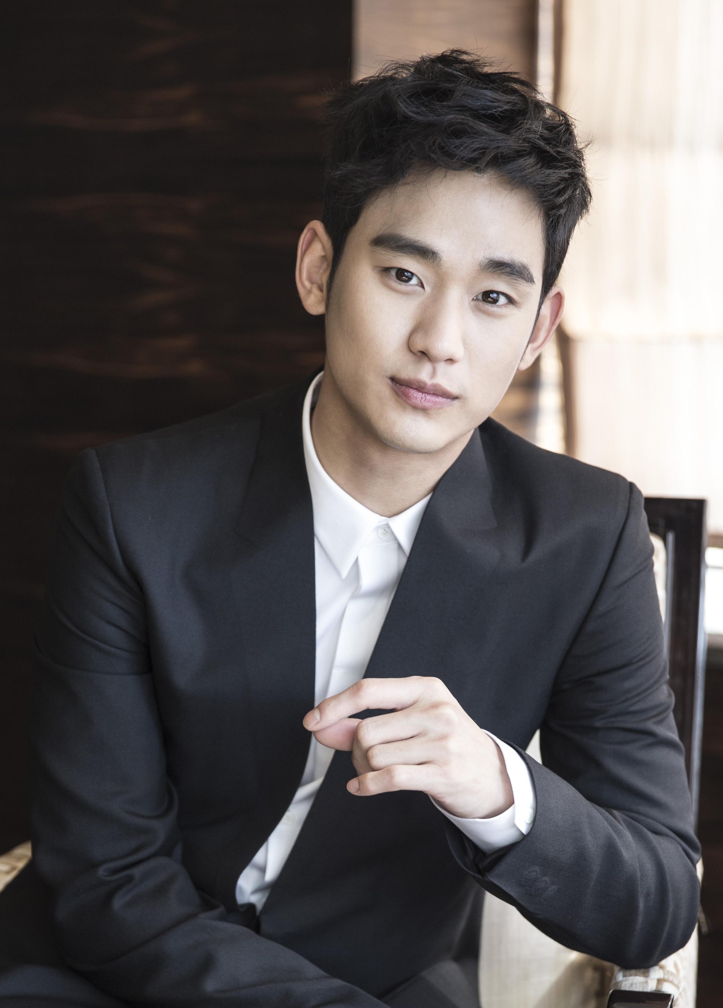 Vị trí hàng đầu thuộc về nam diễn viên có nụ cười trẻ thơ, Kim Soo Hyun. 