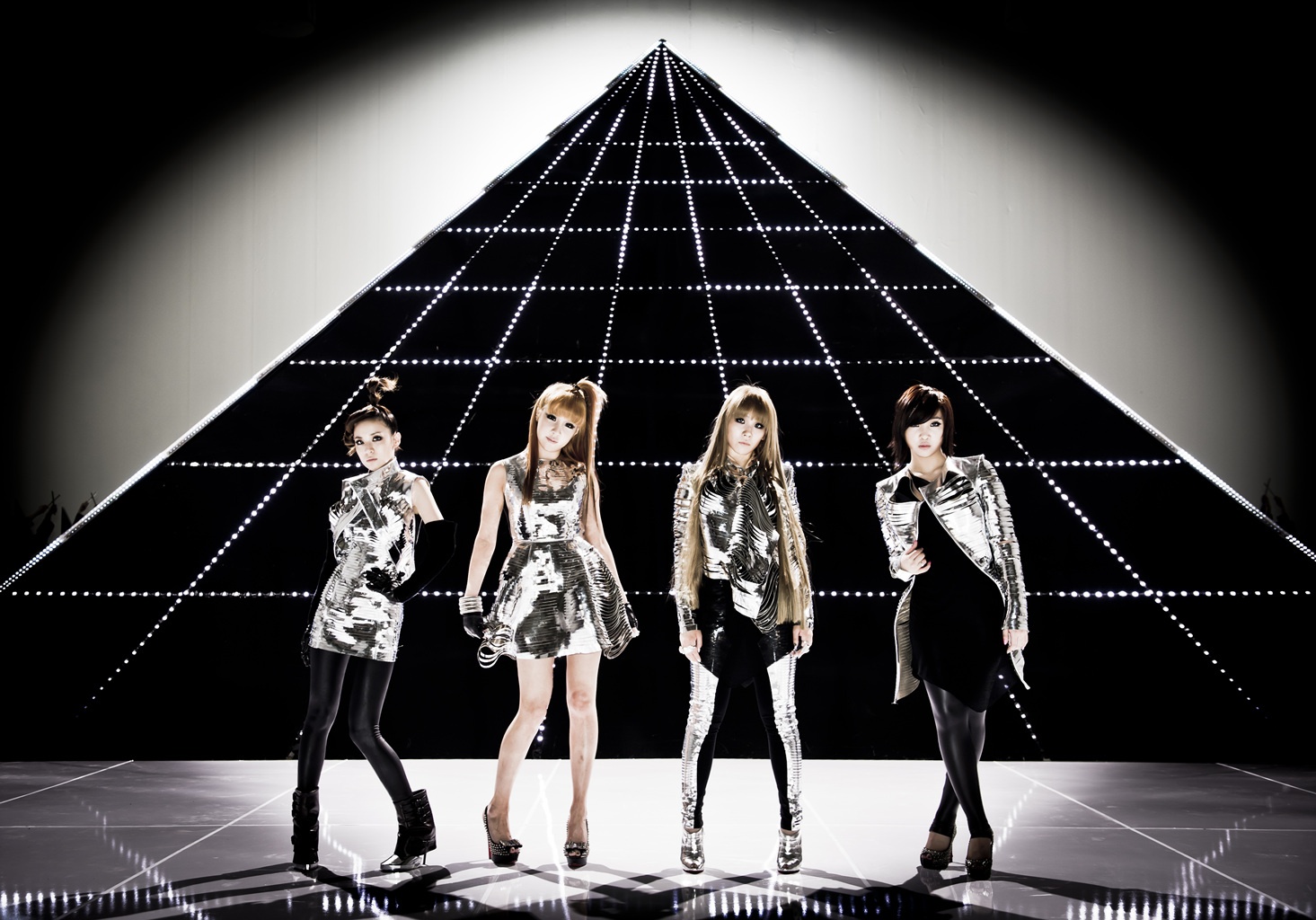 2NE1 có màn ra mắt cực kỳ thành công, đạt được vị trí sao lớn từ năm 2009 với loạt hit Fire, 
