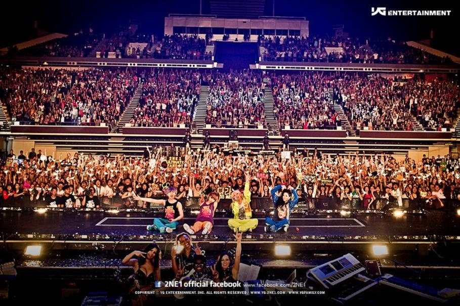Năm 2012, 2NE1 dừng chân ở Newark và Los Angeles trong chuyến lưu diễn thế giới New Evolution Global Tour
