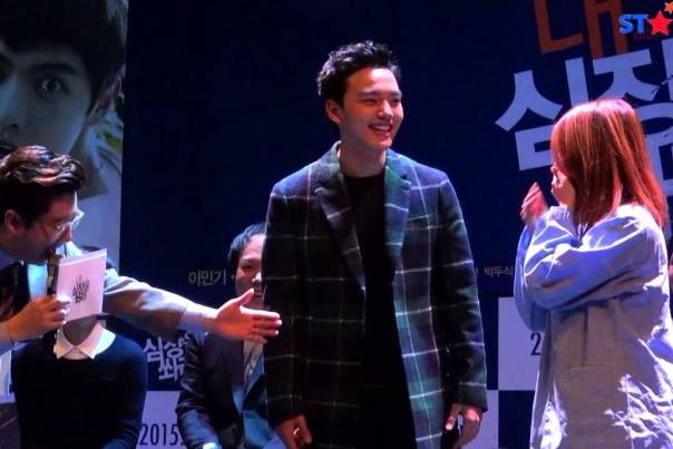 Yeo Jin Goo nhay Up & Down cung fan hinh anh