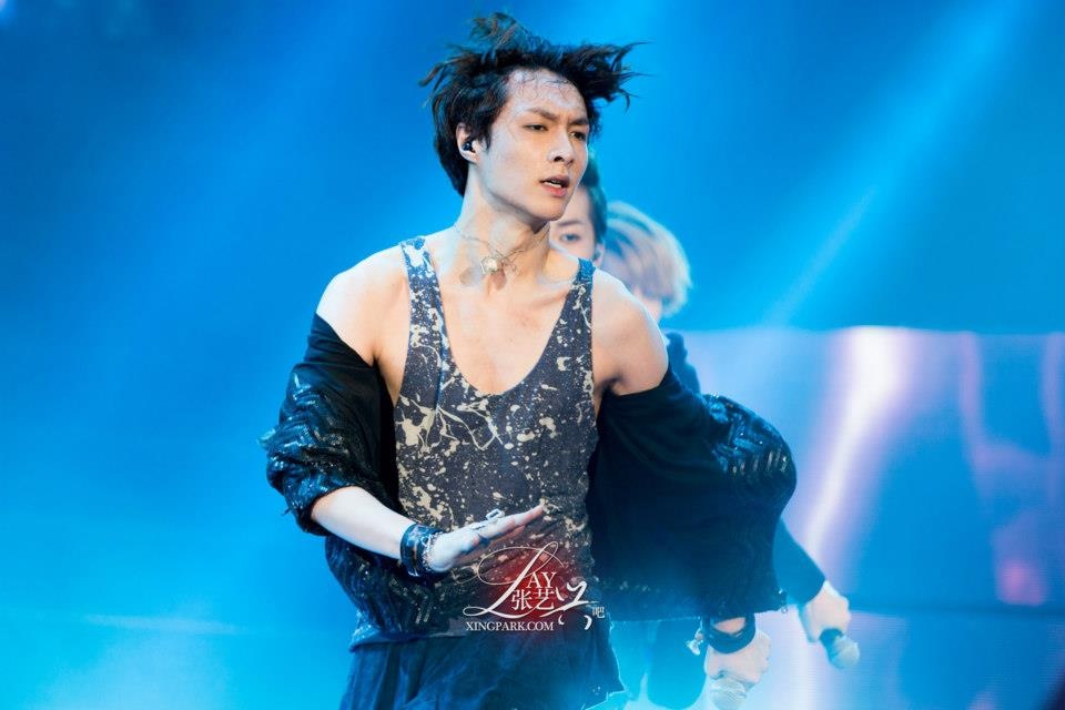 Lay (EXO) bị fan dìm hàng bằng cách chớp khoảnh khắc trông anh như ông già trán hói.