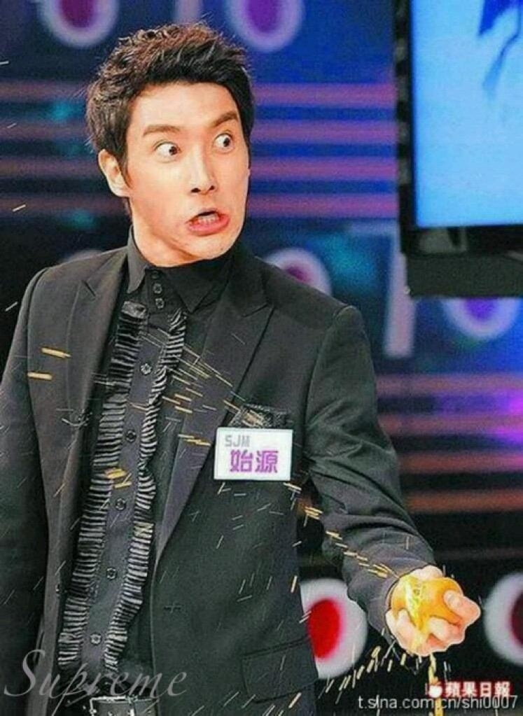 Siwon, anh chàng cao to điển trai trong Super Junior, có cảnh lé mắt khi lọt vào ống kính của fan.