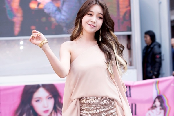 Minah (Girl's Day) khoe chan thon giua troi Seoul gia lanh hinh anh