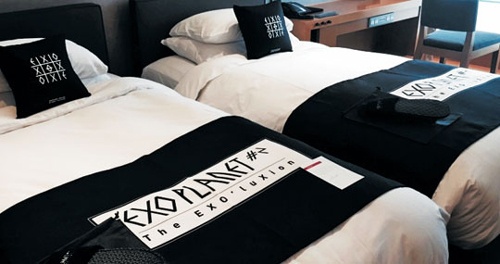 Một phòng dành cho fan EXO do khách sạn cao cấp chuẩn bị.