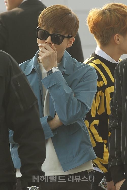 Trưởng nhóm Suho đeo kính đen, ngáp ngủ liên tục.