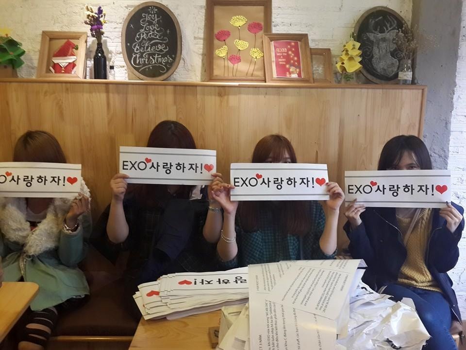 Banner cầm tay do Planetic (EXO) chuẩn bị để phát tại Mỹ Đình ngày 28/3.