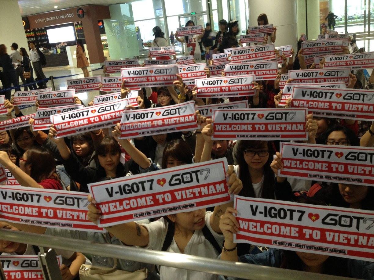 Fan GOT7 giơ cao banner ở sân bay Nội Bài. Ảnh: FCGOT7VN