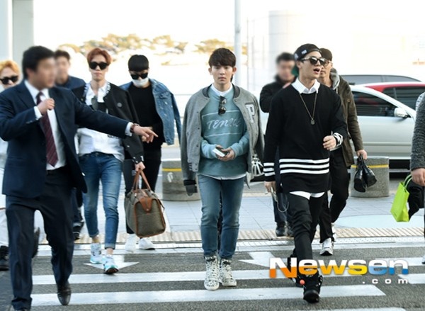 Teen Top ở sân bay Hàn sang Việt Nam ngày 26/3.