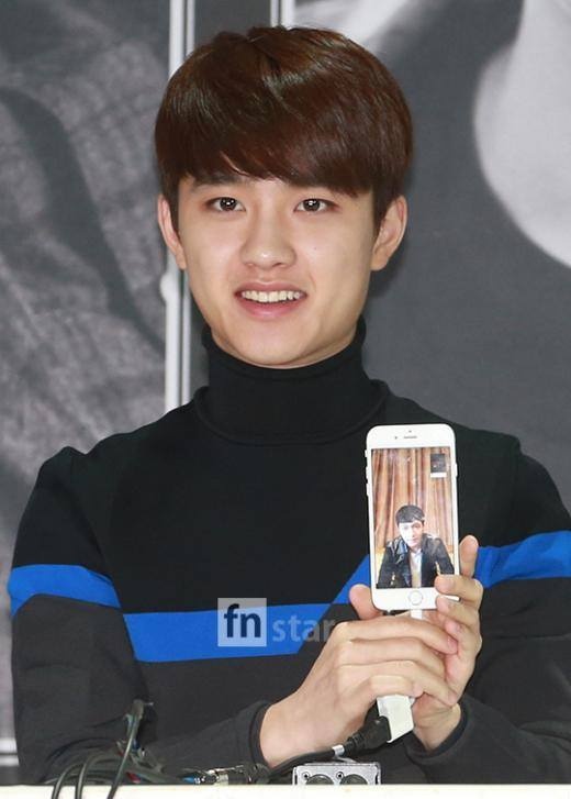 EXO đã gọi video call để trò chuyện trực tuyến với Lay từ Trung Quốc. 