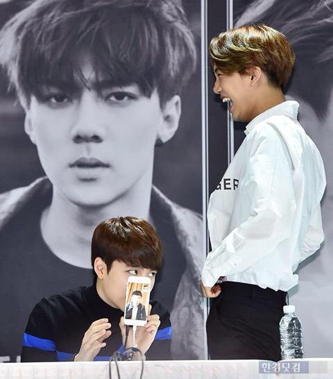 Kai pha trò bằng cách khoe quần áo với 