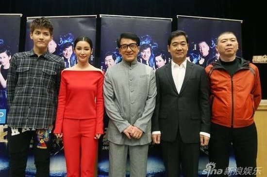 Ngô Diệc Phàm (ngoài cùng, bên trái)