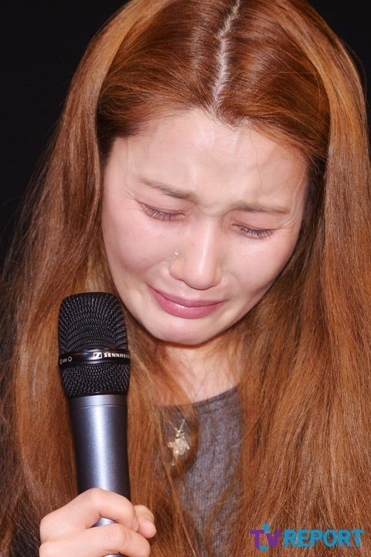 Gilgun bật khóc tại cuộc họp báo.