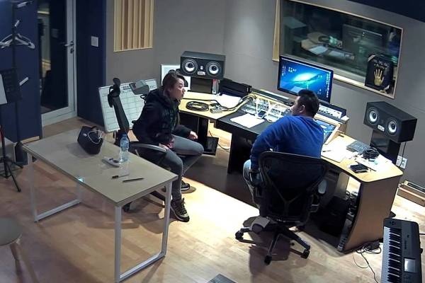 Lo clip cai va giua ca si Han va ong chu hinh anh