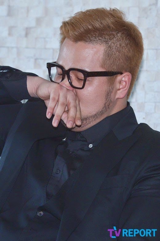 Kim Tae Woo cũng bức xúc rơi nước mắt trong buổi họp báo riêng.