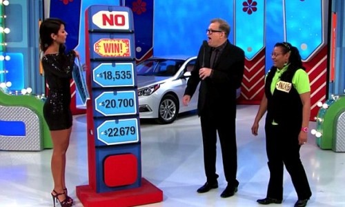 Nguoi mau ‘Hay chon gia dung’ tang nham oto cho nguoi choi hinh anh